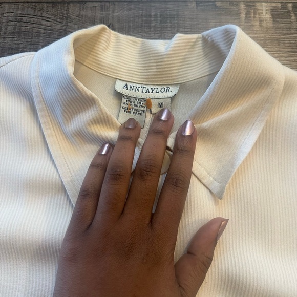 Vintage 100% Silk Ann Taylor Striped Cream Button-Down Blouse Size M - Picture 3 of 9